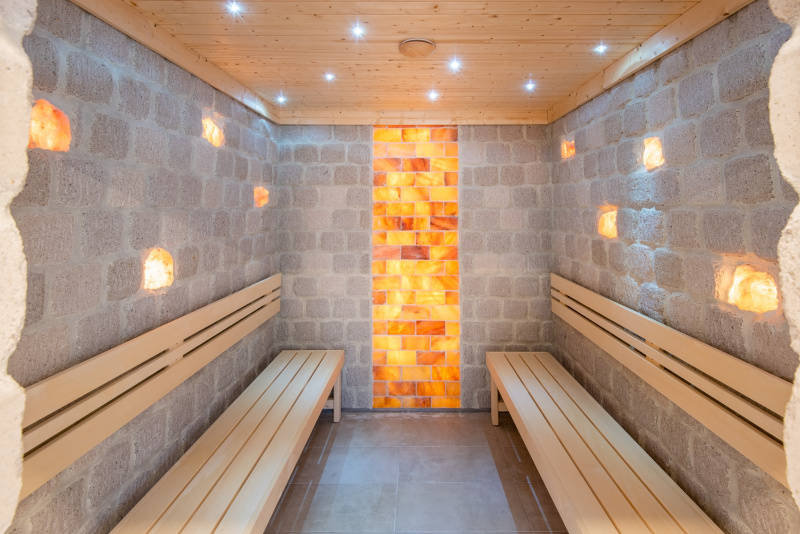 Relaksuj w sercu Hévíz z niepełnym wyżywieniem, dostępem do term i zabiegami wellness dla doskonałego odprężenia.
