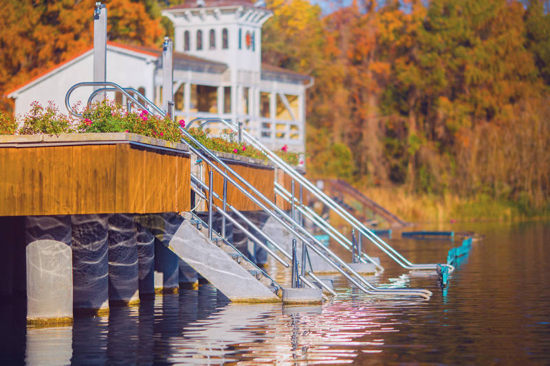Relaks w widoku panoramicznym z wejściem do jeziora termalnego Hévíz